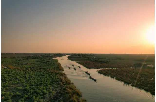 Iraqi and Foreign tourists discover the Arab Marshes